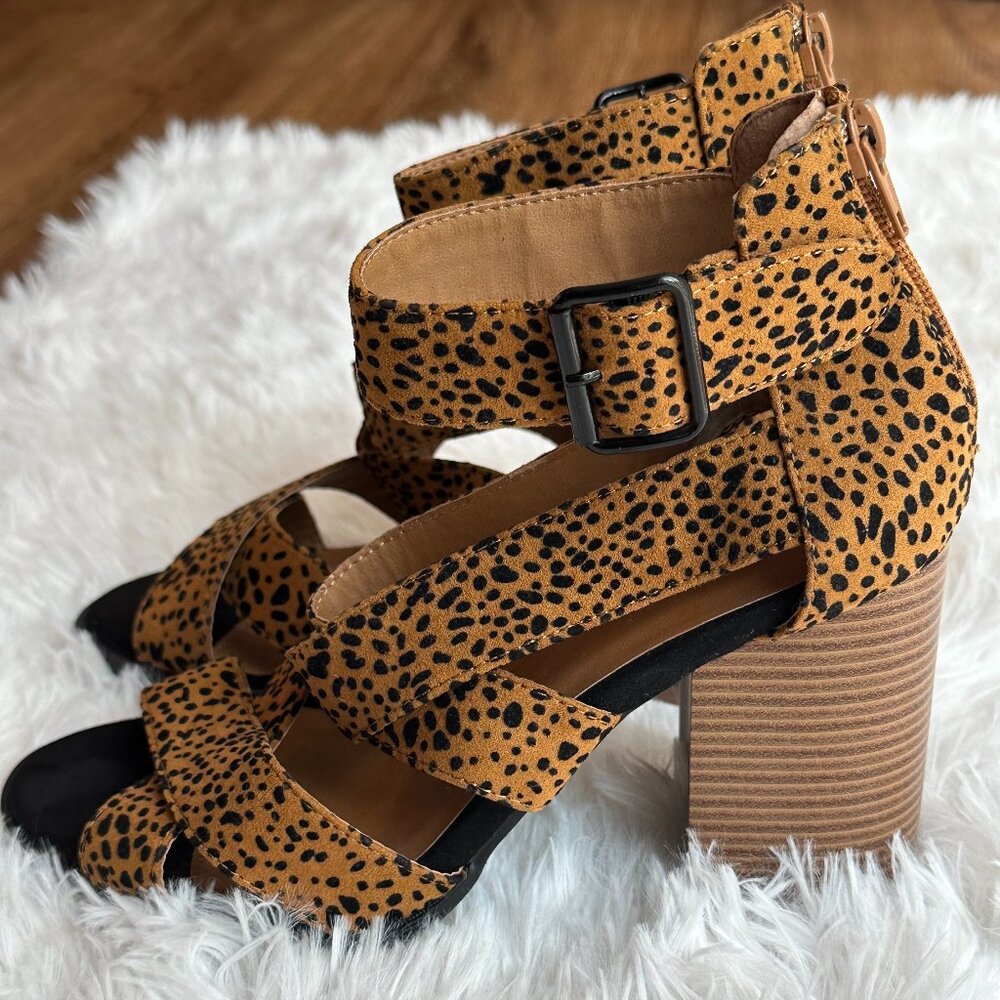 Qupid Animal Print Strappy Stacked Zip-Back Closure Heels Size 8